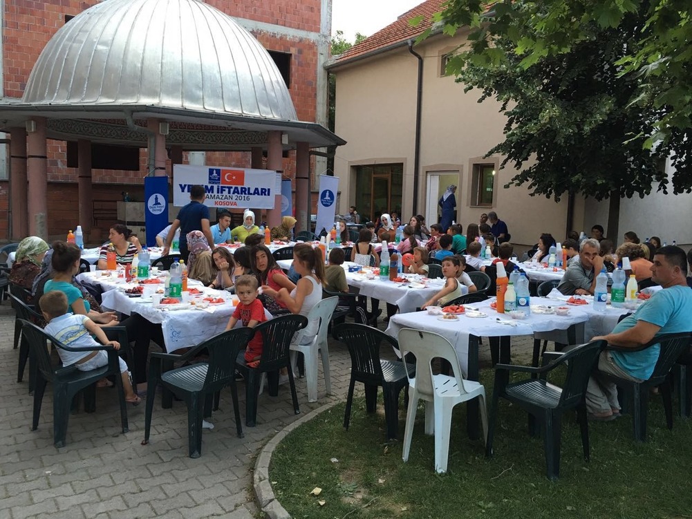 Dünyada ve Türkiye'de  binlerce yetim sevindi